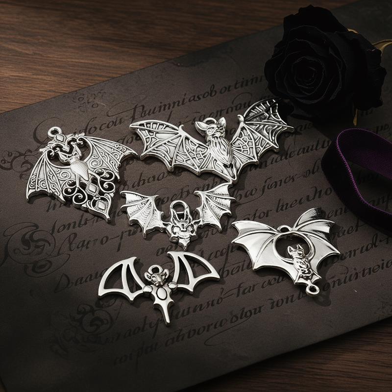 # Set di 4 Ciondoli Gotici a F - Cosplay Bat Prop recensione e prezzo