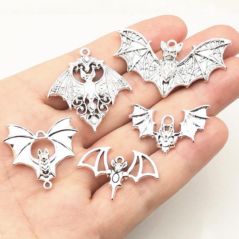 # Set di 4 Ciondoli Gotici a F - Cosplay Bat Prop recensione e prezzo